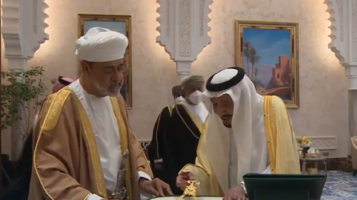 العاهل السعودي وسلطان عمان يتبادلان الأوسمة