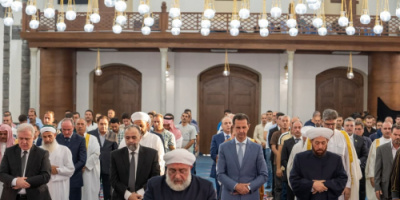 الأسد يؤدي صلاة الأضحى في جامع خالد بن الوليد في حمص