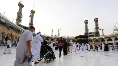 الحجاج يتوافدون إلى المسجد الحرام لأداء طواف الوداع 