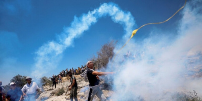 فلسطينيون يشتبكون مع مستوطنين في الضفة الغربية المحتلة