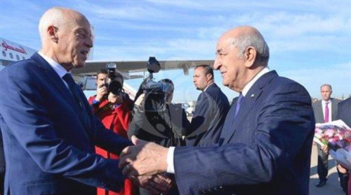 الرئيس التونسي يبحث مع نظيره الجزائري مستجدات الأوضاع في تونس