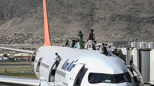 طالبان تعلق على مشاهد سقوط أفغان من الطائرات