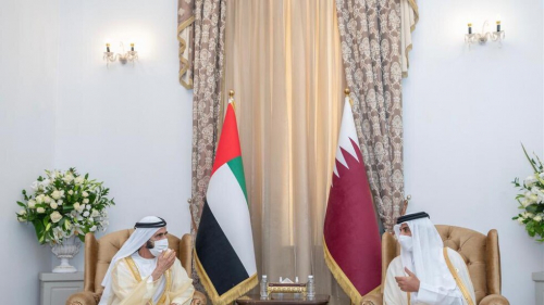 بن راشد في لقائه مع أمير قطر على هامش "مؤتمر بغداد": الأمير تميم شقيق وصديق