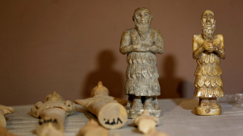 مصر.. ضبط كمية كبيرة من القطع الأثرية في أحد المنازل