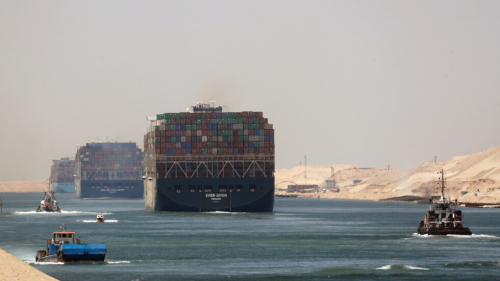 الأسطول المصري يسارع لتعويم سفينة جنحت في قناة السويس 