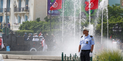 الأمن التونسي يلقي القبض على نائب في البرلمان المجمدة أعماله وإعلامي