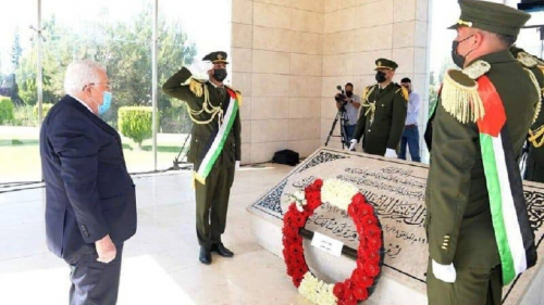 في الذكرى 17 لوفاته.. الرئيس الفلسطيني يضع إكليلا من الزهور على ضريح الزعيم ياسر عرفات