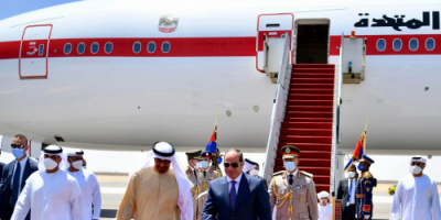 الرئيس الإماراتي يصل إلى مصر للمشاركة في قمة عربية خماسية