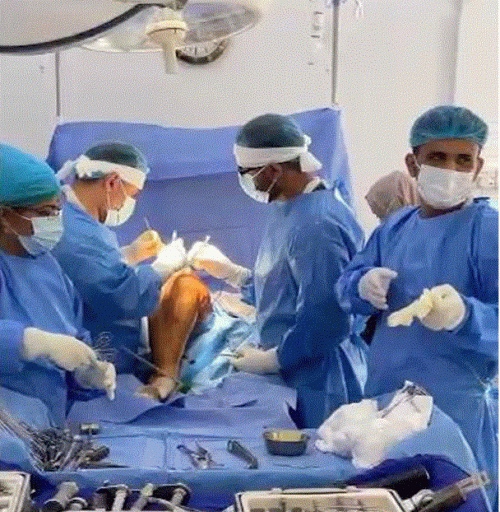 نجاح طبي في عدن .. طبيب ينجح بإزالة مفصل وتركيب مفصل صناعي لحالة مرضية بعمر 75 عام 