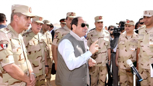 الرئيس السيسي يبحث حماية أمن مصر مع قادة الجيش
