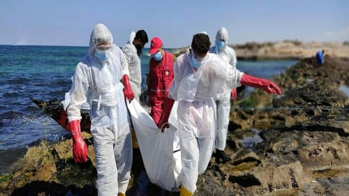 العثور على 15 جثة بعضها متفحّمة على شاطئ غرب ليبيا