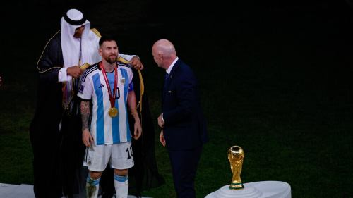 ميسي يكشف مصير "بشت" التتويج بكأس العالم "قطر 2022"