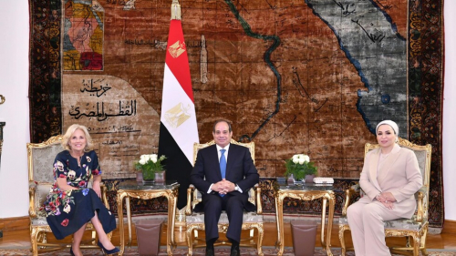 "بايدن يسقط في أمريكا وزوجته في مصر".. سر لقاء زوجة الرئيس الأمريكي السيسي وزوجته