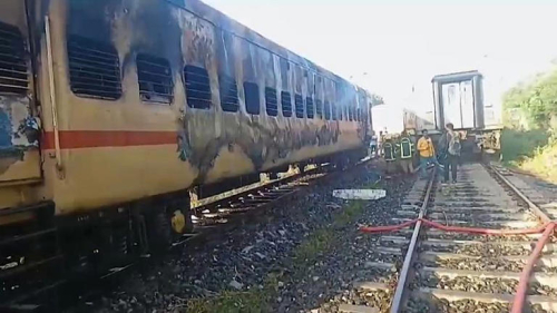 شاهد: تحضير كوب شاي أدى لمقتل تسعة أشخاص في حريق بعربة قطار في الهند