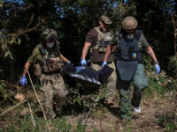أوكرانيا تجمع جثث الجنود الروس من "طريق الموت" جنوب شرق البلاد