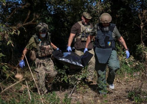 أوكرانيا تجمع جثث الجنود الروس من "طريق الموت" جنوب شرق البلاد