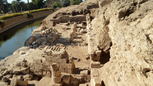العثور على جرار نبيذ معتق منذ 5000 عام في سوهاج بمصر بمقبرة ملكة