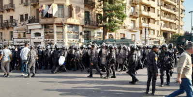 مصر.. اشتباكات بين الأمن والمتظاهرين في ميدان التحرير 