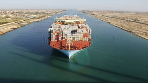 اصطدام سفينة حاويات بـ"كوبري أحمد المنسي" العائم بقناة السويس الجديدة في مصر
