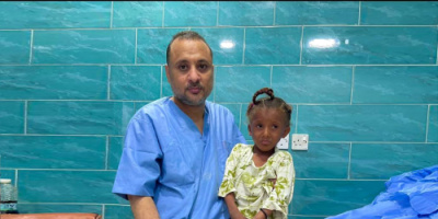 طبيب يمني يستخدم تقنية جديدة لإعادة الحياة لطفلة تعاني من تشوه خلقي
