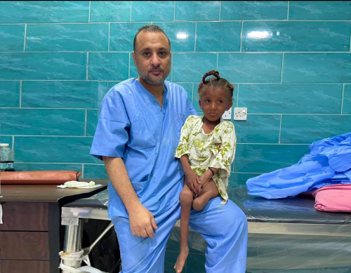 طبيب يمني يستخدم تقنية جديدة لإعادة الحياة لطفلة تعاني من تشوه خلقي