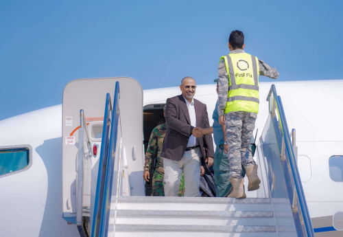 رئيس المجلس الانتقالي الجنوبي يعود إلى عدن بعد جولة دبلوماسية في الرياض وأبوظبي