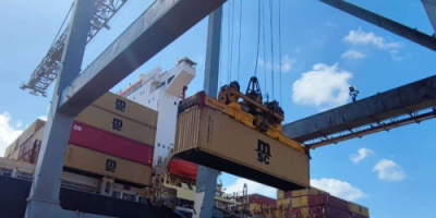 ميناء عدن يستقبل لأول مرة سفينة حاويات عملاقة بحمولة 7000 حاوية