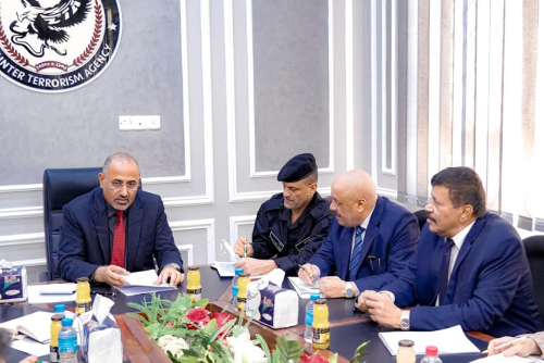 الرئيس الزُبيدي يعقد اجتماعاً استثنائياً بمقر جهاز مكافحة الإرهاب في العاصمة عدن