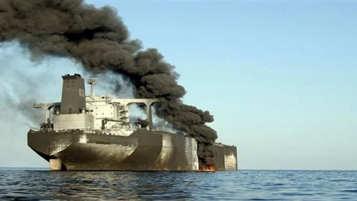 اشتباكات بحرية عنيفة بين زوارق حربية يمنية وسفينة حربية أمريكية في البحر الأحمر