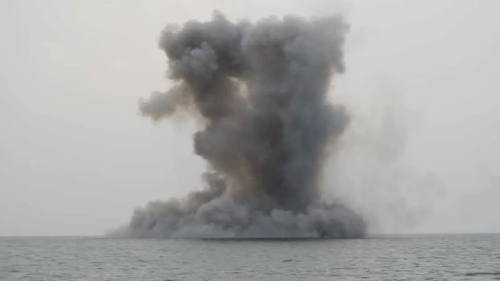 هجوم حوثي بقارب مفخخ على الأسطول الأميركي في البحر الأحمر