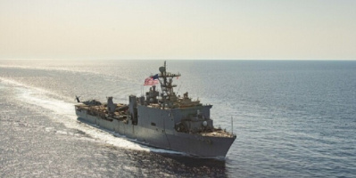 البحرية الأمريكية تعلن التصدي للهجوم وإسقاط 24 صاروخا وطائرة مسيرة للحوثيين في البحر الأحمر