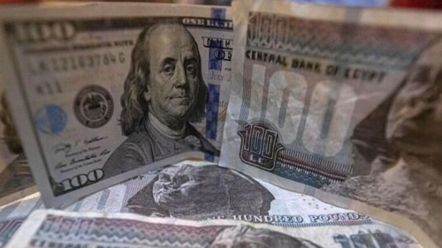 الدولار يرتفع إلى مستوى تاريخي بالسوق السوداء في مصر