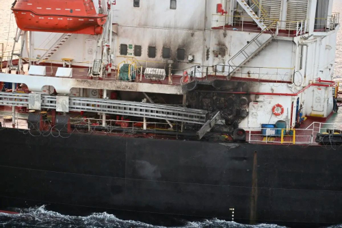إصابة مباشرة.. الحوثيون يعلنون استهداف سفينة كيم رينجر الأمريكية في خليج عدن
