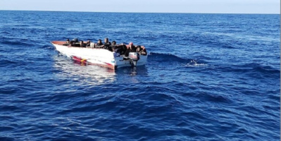الجيش اللبناني ينقذ 20 سوريا خلال تهريبهم بطريقة غير شرعية على متن مركب قبالة شاطىء طرابلس