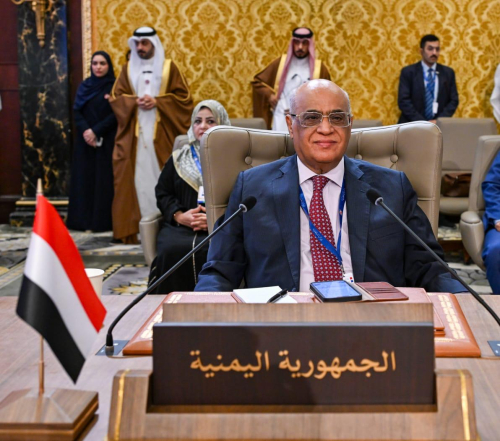 اليمن تتحدى الأزمات وتقود المشهد في القمة العربية الـ33 بالبحرين