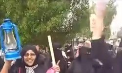 نساء عدن يخرجن إلى الشارع بالفوانيس.. تظاهرة غاضبة في المعلا تطالب بإنقاذ المدينة من الظلام والانهيار