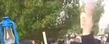 نساء عدن يخرجن إلى الشارع بالفوانيس.. تظاهرة غاضبة في المعلا تطالب بإنقاذ المدينة من الظلام والانهيار