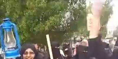 نساء عدن يخرجن إلى الشارع بالفوانيس.. تظاهرة غاضبة في المعلا تطالب بإنقاذ المدينة من الظلام والانهيار