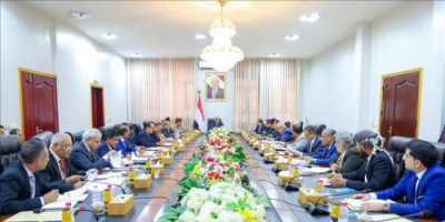 في اجتماع لم يضئ مصباحاً.. الحكومة "تتفهم معاناة" عدن وتقر "استراتيجية الدين" لمواجهة انهيار الخدمات والاقتصاد