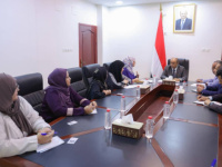 لإخماد غضب الشارع.. بن بريك يستقبل "لجنة المرأة" ويتعهد بدعم مطالب الاحتجاجات النسوية