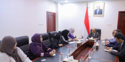 لإخماد غضب الشارع.. بن بريك يستقبل "لجنة المرأة" ويتعهد بدعم مطالب الاحتجاجات النسوية