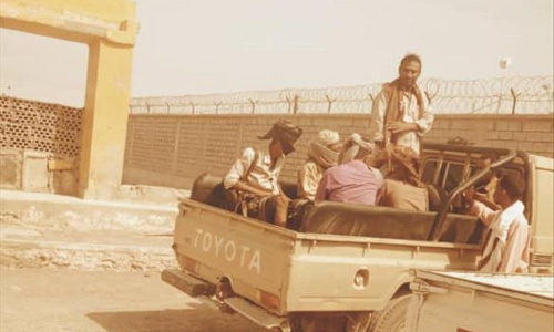 تكميم الأفواه بقوة السلاح.. شكوى من "درع الوطن" تقود لاعتقال الإعلامي نايل العمادي في لحج بسبب منشورات على فيسبوك
