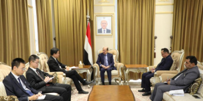 تاركة حلفاءها التقليديين... الحكومة اليمنية تتجه شرقاً وتغازل التنين الصيني