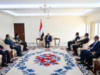 من داخل مجلسه الرئاسي.. العليمي يبحث "وحدة الصف" مع جناح طارق صالح