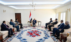 من داخل مجلسه الرئاسي.. العليمي يبحث "وحدة الصف" مع جناح طارق صالح