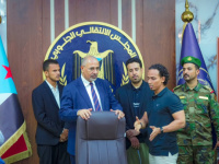 في عدن الغارقة بالظلام والرواتب المؤجلة... الزُبيدي يعود من الإمارات ليشيد بـ الانضباط المؤسسي