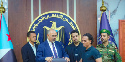 في عدن الغارقة بالظلام والرواتب المؤجلة... الزُبيدي يعود من الإمارات ليشيد بـ الانضباط المؤسسي