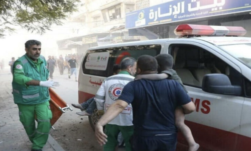 لم يعد هناك مكان لإنقاذهم.. أطباء غزة يواجهون الموت والمرضى يفيضون عن أسرة المستشفيات