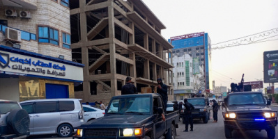 هجوم غير متوقع في عدن.. شاهد ما فعله جهاز مكافحة الإرهاب بـ30 شركة صرافة (صور)