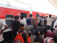 مصر تعيد آلاف السودانيين الفارين من الحرب إلى بلدهم طواعية